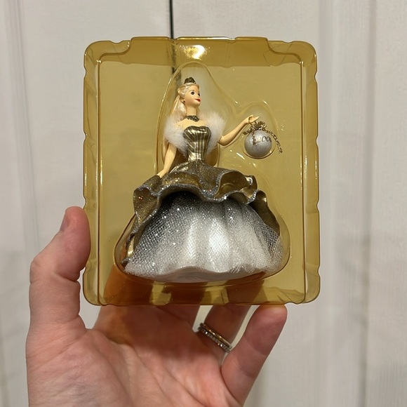 2000 Hallmark Celebration BARBIE Ornament - Picture 5 of 5